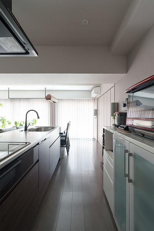 窓側の大容量の壁面収納の中には、掃除機充電用のコンセントを配したり、映画を楽しむスピーカーの配線も通した。愛犬が自由にLDKを走り回ってもコードに引っかかることなく安全。