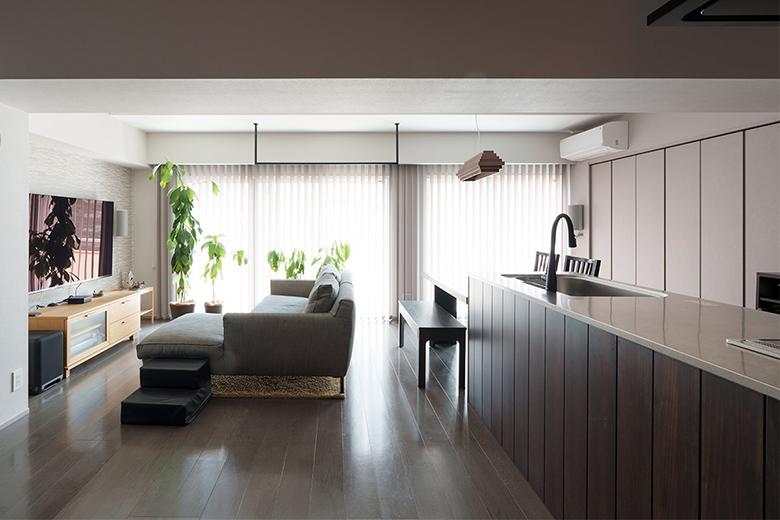 いい音に包まれながら映画を楽しみたいと、音響計画もプランに入れた。テレビ脇とダイニング後ろの壁面収納の両脇にスピーカーを設置。音が前後から流れて、臨場感が味わえるので大満足だという。