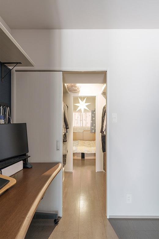 各部屋の引き戸を開けると風が巡るようにウォークスルークローゼットで部屋をつなげた。寝室のサイズはベッドが２台入るミニマムサイズにして、LDKの広さを大切にした。