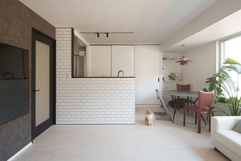 独立キッチンからオープンな対面式にしたので、リビングで遊ぶ子供を見守りながら料理ができるようになった。
フローリングは傷がつきにくい硬い素材を選び、子供がおもちゃの車で思い切り遊んでも、愛猫が走り回っても安心だという。リビングドアは、暗い玄関廊下に光を届けるため、大きなすりガラス製のものにした。