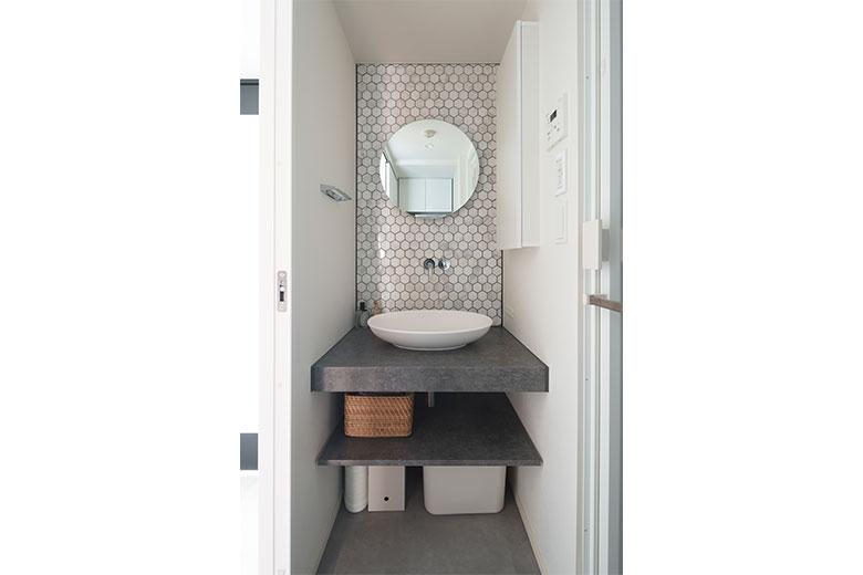 以前は同じスペースにあった、洗面・トイレスペースを再構築。洗面室には洗濯機置き場を新設し、念願だったトイレを個室にできた。洗面台はタイルや洗面ボウル・水栓などのデザインにこだわられ、コンパクトだが洗練された印象。