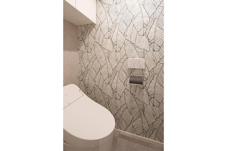 念願の個室になったトイレには、ひとめ惚れしたデザインクロスを貼った。実は、リビングにあるお気に入りの観葉植物“オーガニスタ”のような葉が描かれたデザインに夫婦で目が留まり、このクロスだ！と即決だったそう。