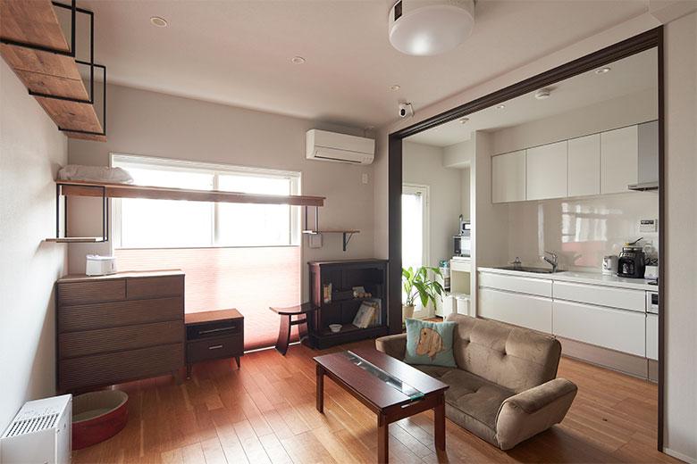 普段は引き戸を開けてキッチンまで広く使い、出かける時は引き戸を閉める。グリーンもキッチンエリアにあるので、お留守番させても安心だ。動画をプロジェクターで見るように希望したのも、テレビのように配線がでず、倒れる心配もないからだそう。