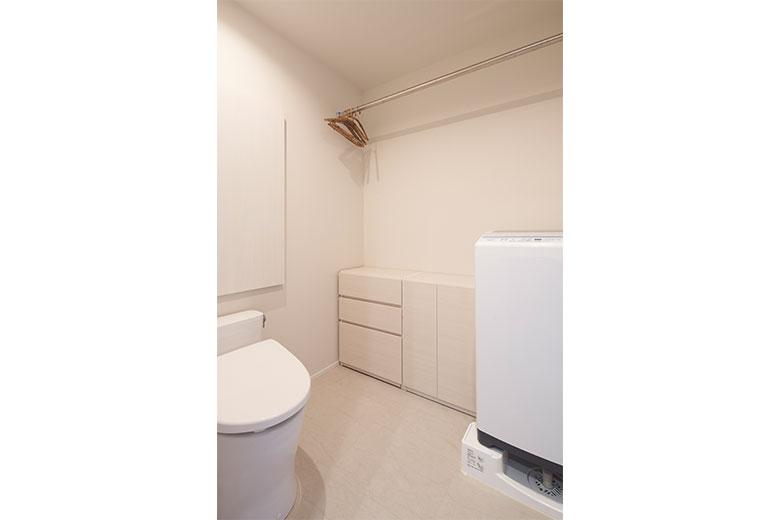 以前住んでいた家の広いサニタリースペースが使いやすかったことから、同じようなスタイルができる物件を探した。洗濯物が浴室乾燥で乾いたらサニタリーのハンガーパイプで整理し、廊下のクローゼットに持って行けるので片付けがスムーズ。