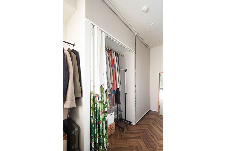 廊下は愛猫NGエリアなので、外で使うトランク・ゴルフバックや洋服などを収納している。クローゼットは季節を問わずすべてハンガーで掛けられるようにしたいと希望し、ボリュームを計算して設計した。