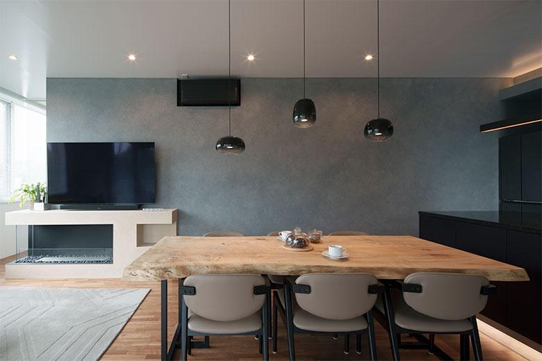 子供の頃のクリスマスといえば暖炉が思い出のひとつなので、生活に取り入れたいと希望された。手入れが簡単で、バイオエタノールという植物由来の燃料を使ったマンションでも設置可能なタイプだ。くつろぎタイムにソファに座ると眼の前に暖炉があり、豊かな時間になるという。