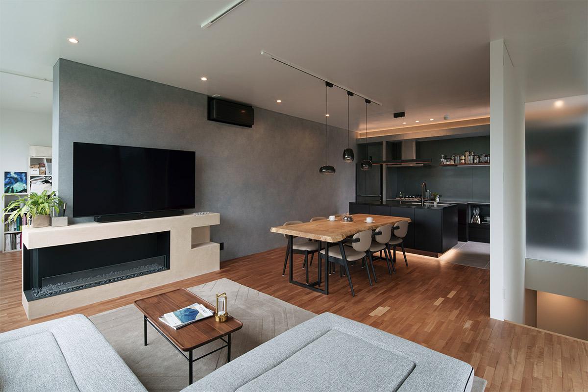 アメリカでは日常的に行われるホームパーティ。家族や友人たちを招き、リビングやダイニングにいるゲストとキッチンからコミュニケーションを取りながら料理をしたいとアイランド式に。キッチンからゲストがくつろぎ笑っている様子も一望できる。