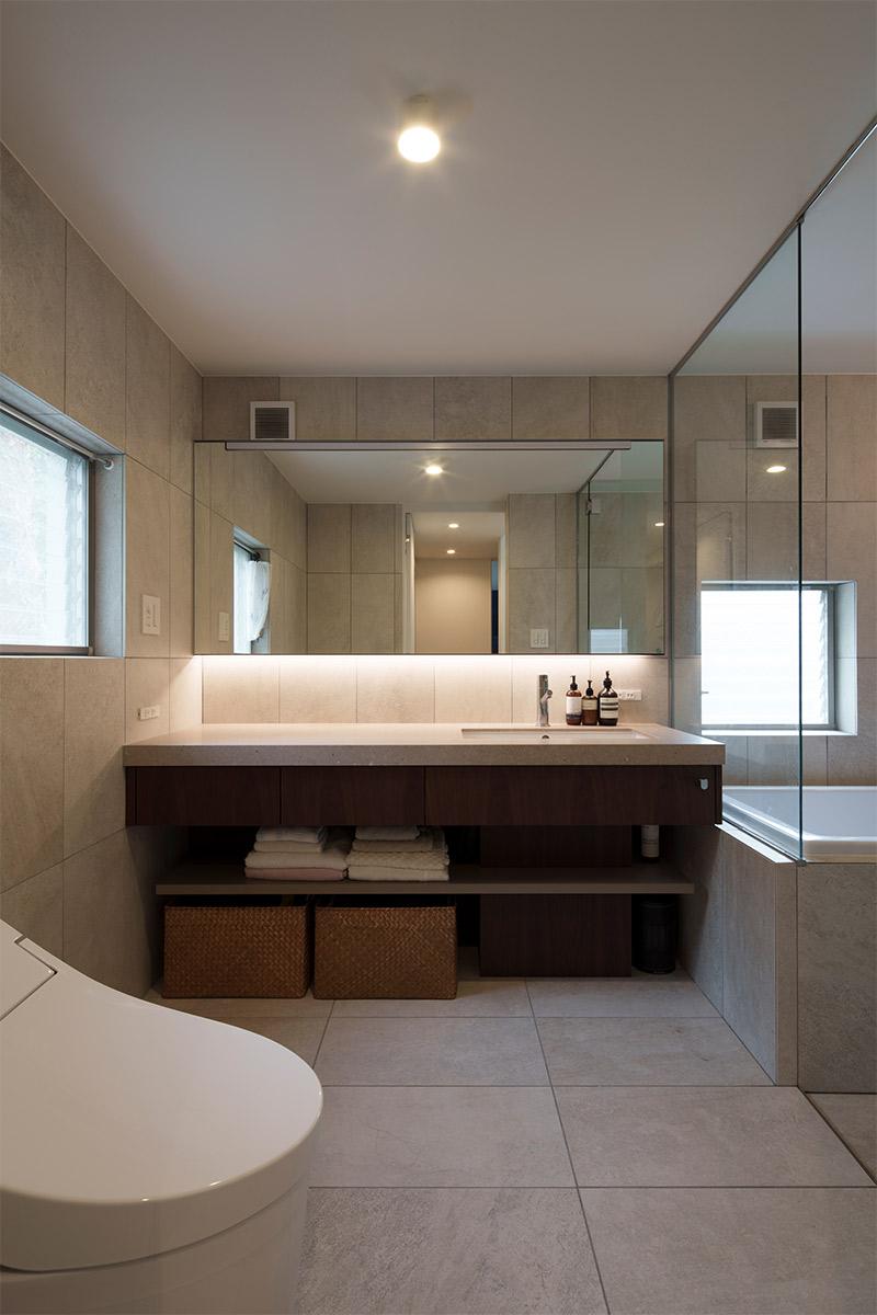 こだわりを詰め込んだバスルームと同じサニタリー空間にある洗面台は、見栄えのバランスを第一に考えて、質感やデザインが気に入ったものに。バスルームとはガラス扉で仕切られており、開放的でホテルのような優雅なサニタリーとなった。