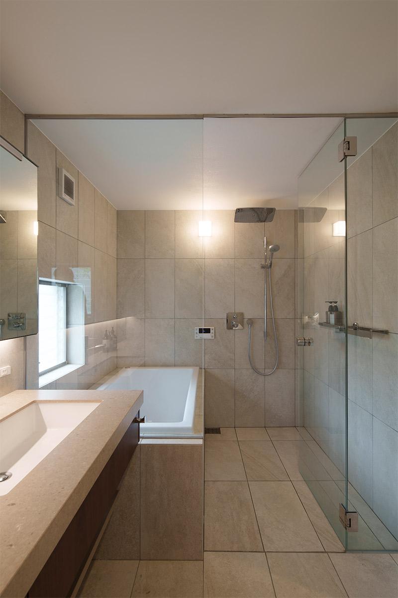 日米のお風呂文化の違いから2人の好みがぶつかったというバスルームは一番話し合ったという。毎日湯船に入りたいので、お湯張りや追い焚きなどの機能が欲しいと願う一方、好みの大きな置き型バスタブが希望と平行線に。最終的に、建築士がタイルを使った大きな湯船を提案し、無事に解決した。