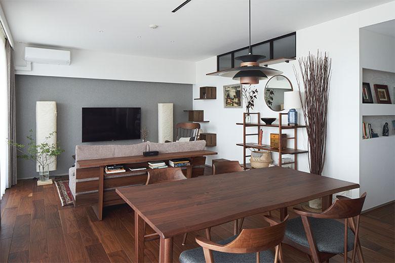 インテリアに自然素材や和のテイストを取り入れた好みのスタイルに。ウォールナットのフローリングに合わせて家具や小物をコーディネートした。採光がたっぷり入る和室をなくして、広いLDK空間は解放感があって気持ちいい。