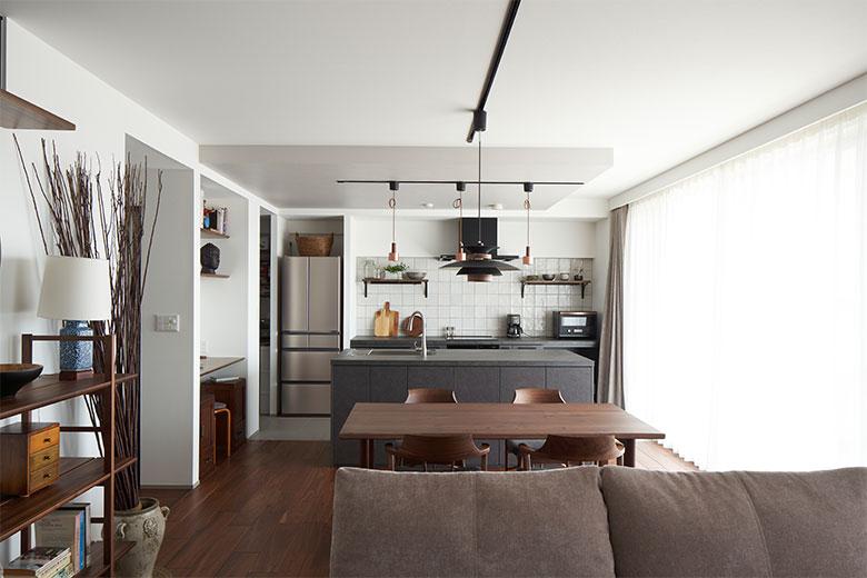 存在感のある大きなアイランドキッチンは、絶対に叶えたかったもののひとつ。キッチンの向きを変えて、冷蔵庫脇には念願のパントリーを設けた。キッチン本体はシンク側だけでなく、リビング側にも収納があるので、キッチン雑貨だけではなく、リビングで使うものなど思った以上に収納できて重宝している。