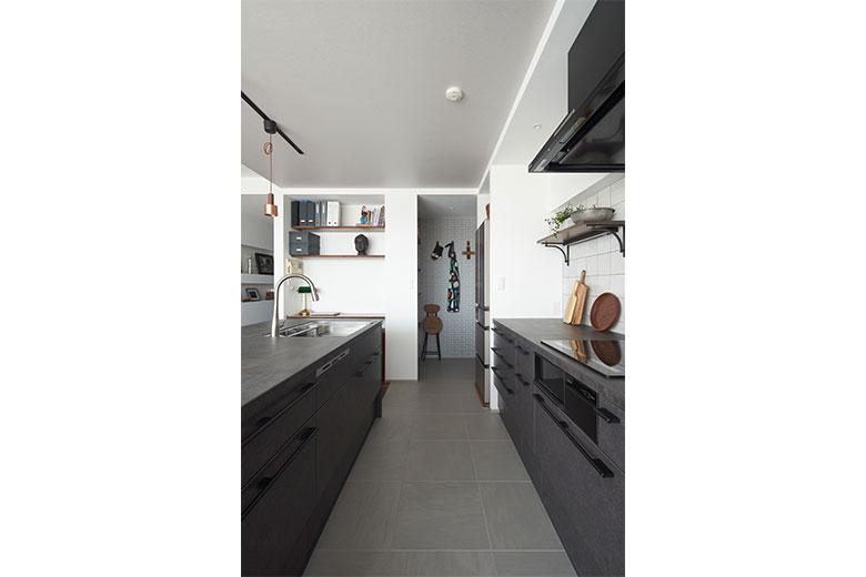 お二人で料理をすることもあるので、背中合わせで立って作業しても、すれ違ってもゆったりした通路幅に。キッチンと行き来しやすいパントリーは、アメリカのキッチン事例に必ずと言っていいほどあるので憧れていた。コンロ側の壁はタイルを貼って飾り棚を。