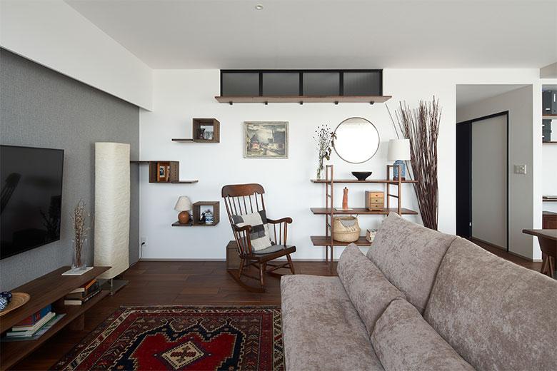 愛猫のためにキャットタワーを希望していたところ、新居でも使いたいと話した愛用のシェルフをバラしてキャットタワーにするのはどうかと提案された。飾り棚としてもキャットステップとしても使う。室内窓前は、グリーンを飾る予定で棚板を取り付けたが、愛猫がキャットウォークとして使ったのでそのままに。