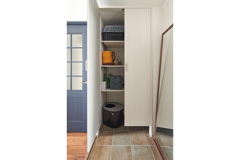 愛猫のネコトイレは、玄関の下足入れに配置。扉の下部が開いているので、扉を閉めていても愛猫がくぐって自由自在に使用できるようになっている。臭いが心配だったが、脱臭機用のコンセントを付けて稼働させているとまったく気にならないそうだ。