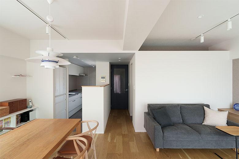 希望していた子供部屋と夫婦の寝室が確保できたので、和室とキッチンを取り込んでLDKを広くすることに。キッチンは独立型から開放的にして、作業スペースも広げた。ソファの後ろには、大容量のファミリークローゼット兼収納を配置した。