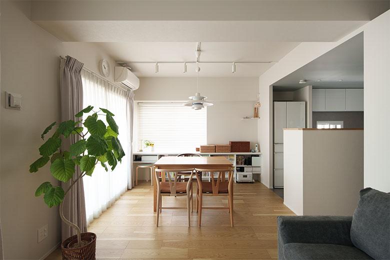 出窓につなげる形で、オープン収納付きのワークカウンターを造作。地震に備えて家具は基本的に作り付けにしたかったという。目に入る情報が多いと疲れてしまうと聞き、くつろぐリビング側はすっきりさせることにして、オープン棚はダイニング側に配置した。