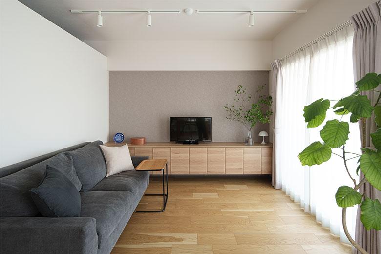 インナーサッシを導入したことで、電車の音も気にならなくなり、くつろげるリビングに。ニュアンスのあるアクセントクロスや、フローティングタイプの木目が美しいテレビ台ですっきりさせた。