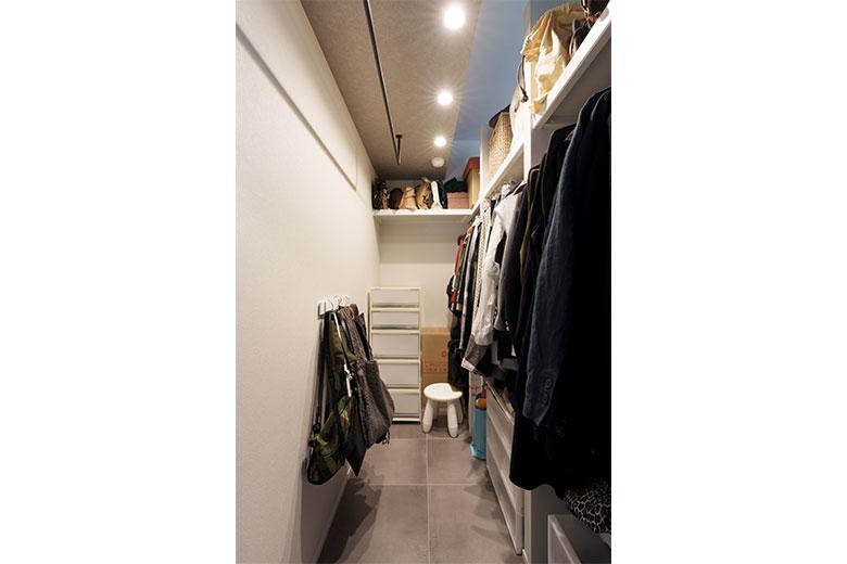 以前は一室を納戸として使っていたので、リノベーションでファミリークローゼット兼納戸とした大容量収納を作り、部屋は部屋としてきちんと使えるようにしたかったとか。アイバンバーはコーディネートをしたり、濡れたものを一時掛けしたりといろいろと使える。