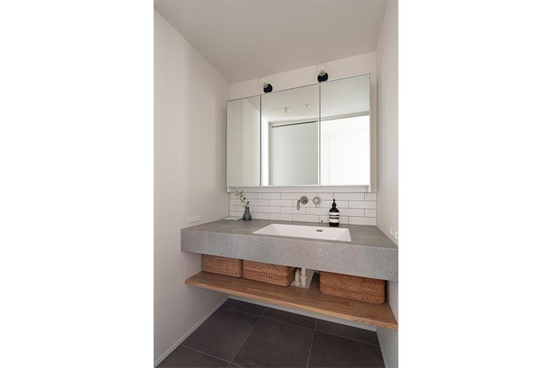 ２人で並べるスペースがあったほうがいいのではと提案され、使い勝手もアップするので洗面台を広くすることに。おしゃれに仕上げたいと、造作っぽいデザインの事例を見ながら、サブウェイタイルやグレーの洗面台などを組み合わせた。