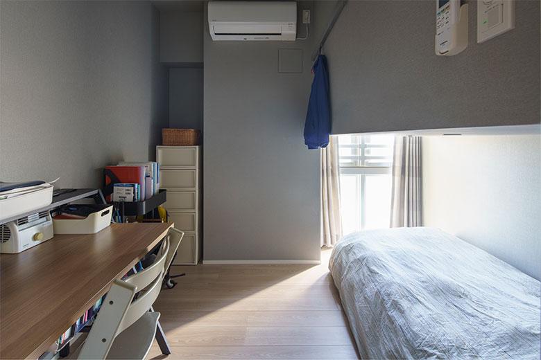 子供部屋のベッドスペースの高さは上下同じ高さ。起き上がっても、座っても、天井に頭のぶつからないサイズだそう。洋室２側には窓があり、上段のベッドで半分ふさがれているように見えるが、窓際に人が立てるスペースがあるのでカーテンの交換も問題なくできる。