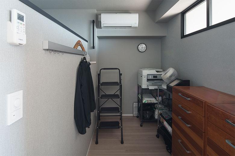 窓のない洋室３には室内窓を設けて、日当たり抜群のリビングに入る採光を取れるように。男の子で洋服も少ないので、収納はチェストのみ。扉の開け閉めなど、片付けに少しでも手間があるとそのままにして部屋が散らかるだけなので、クローゼットは作らなかった。制服やコートはベッドサイドのナゲシレールにかける。