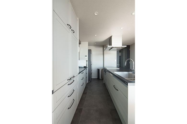 キッチンが広くなり夫婦で並ぶスペースもできたので、釣りが趣味の旦那様がさばいた魚を、横で奥様が調理するといった作業もスムーズになったそう。また、アイランドキッチンは向かい合っての作業もできるので、お子様はリビング側に立ってお手伝いしてもらいやすくなったとか。