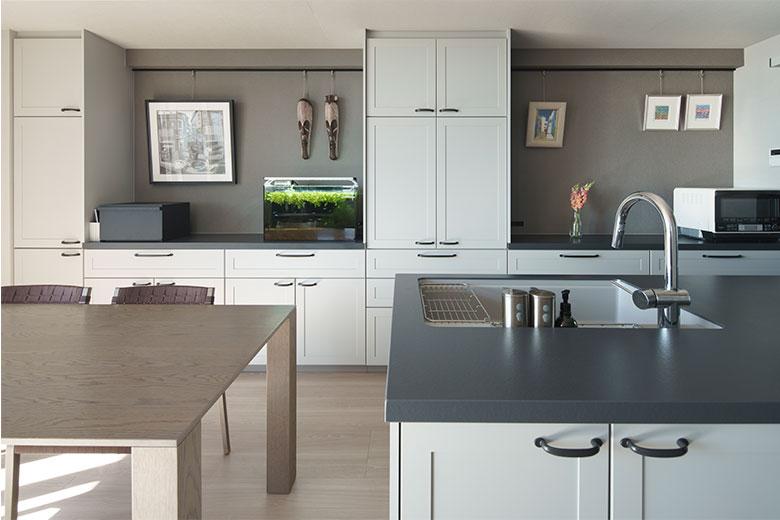 茶碗など、よく使う食器はキッチンとダイニングの間に収納している。プラン当初はキッチンの奥に収納を計画していたが、お母さまが「よく使うお皿やグラスはダイニングの近くにあると便利」と教えてくれて変更した。お手伝いがしやすいのか、お子様は自然と並べてくれるようになったそう。