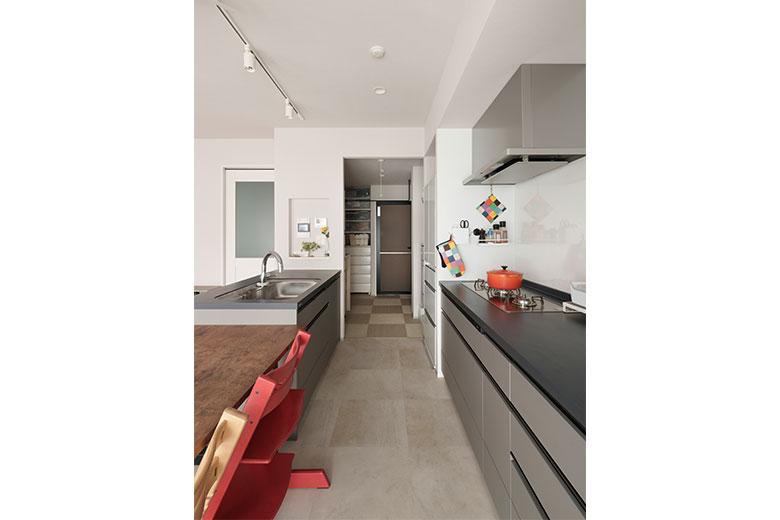 夫婦二人で調理をしても、ゆったりとした通路幅を確保。キッチンは使いやすさと広さにこだわり、妥協せずに大きな食洗器が入るキッチンに思い切って資金投入をしたことも満足だったという。ダイニングテーブルの隣にシンクがあり、食器を食洗機に入れるまでのすべての作業がスムーズ。