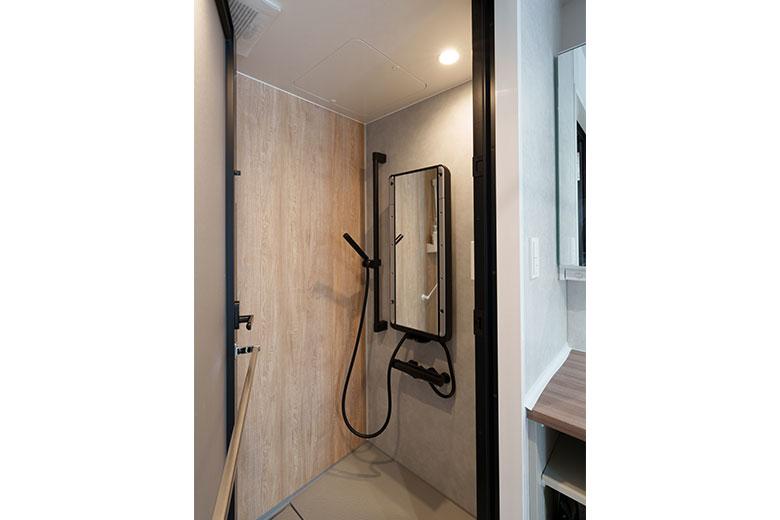 シャワー派のご家族。キャンプ場でシャワールームを使ったら意外と良かったことと、バスタブは使っても月一程度、掃除も手間だし…と、夫婦で話し合って決めたという。狭いからこそシャワーの湯気で一気に温まるし、バスタブに浸かりたい時は家族みんなでスーパー銭湯に行くことにしたとか。