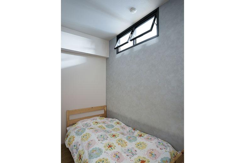 念願の子供部屋を2室作ると、窓に面してない部屋ができてしまう。玄関に土間を設けた主寝室も同様だ。風の抜けがとても良い家なので、リビングから窓のある子供部屋まで一直線に貫くように各室に室内窓を設けた。猛暑だった夏も十分な換気ができて、空気がこもる部屋はなかったそうだ。