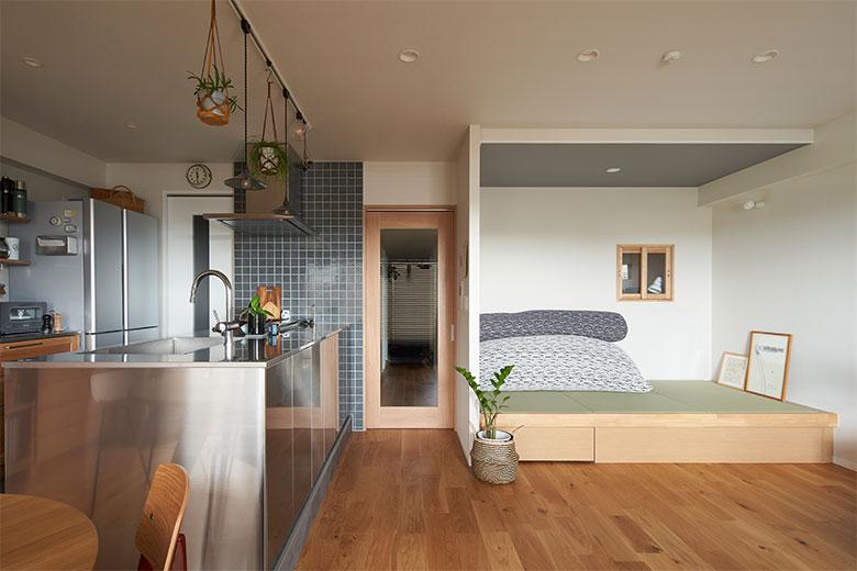 和の空間に憧れ、畳で横になってくつろぎたいというリクエストは小上がりに。テレビを見たり、外を眺めながらお茶をして楽しむ空間に。独立した息子さんが帰省したときは寝室代わりになり、いろいろな用途に使えて便利だという。小上がりにある室内窓の奥には、旦那様の趣味部屋がある。