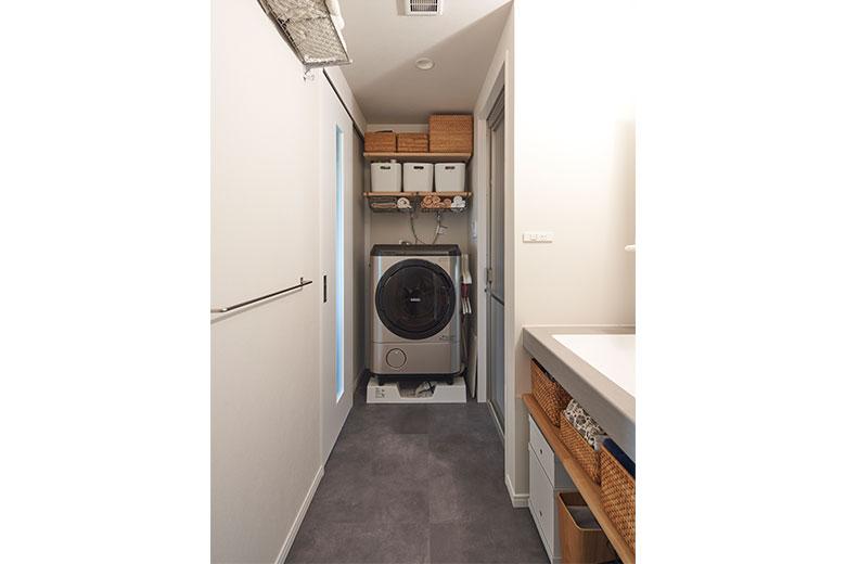 左手の引き戸を開けるとキッチンにつながる。引き戸は、家事中や湿気が気になったら開けて、来客や浴室を使うときは閉めてプライベート空間を守れるように。各室からのアクセスが便利な回遊動線は、生活動線もスムーズ。洗面室床は水ハネなどがあっても掃除のしやすいフロアタイルにした。