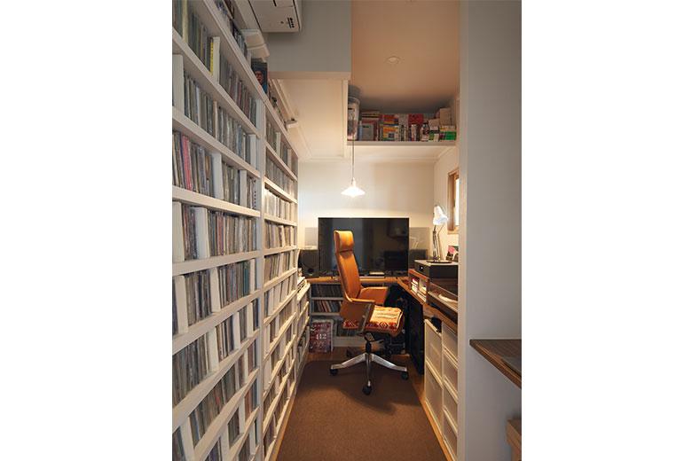 室内窓のある小上がりに隣接する旦那様の書斎には、長年かけて集めた数千枚ものCDやDVDが並ぶ。休日になるとジャケットを眺めながらレコードを聴いたり、映画を見たりして一日中楽しむという。電化製品だらけで室温がすぐに上がってしまうため、エアコンを設置したのは正解だったという。