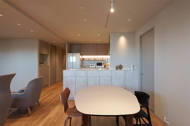 夫婦二人の個室を確保するためにキッチンの位置を移動した。料理を一緒にするので、二人でも動きやすく、広くて高さのあるキッチンを希望。キッチンカウンターが高めなのは、趣味のボードゲームをダイニングテーブルで楽しんでいるときにカウンターで飲食ができるようにしたかったからだという。