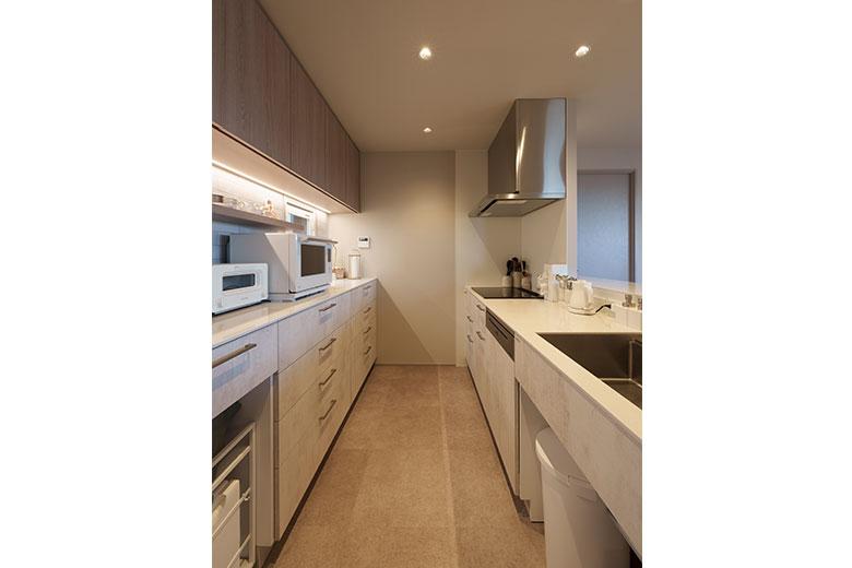 二人仲良く作業できる通路幅や広い作業台があるので、一緒に料理してもぶつかることなくストレスフリーのキッチンになった。キッチン本体は二人の使い勝手やニーズに合うものがなかったので、妥協せずにオーダーし、食洗器や大容量の収納を確保できて希望通りになった。