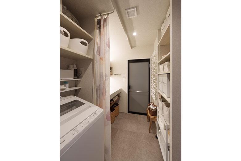 洗濯物はすべて浴室乾燥機を使い、広くなった洗面室でアイロンもできるので、畳んだら隣に位置するクローゼットに持っていく。アイロンがけでリビングに洗濯物を持っていくことがなくなったので散らることがなくなり、洗濯・乾燥・収納の家事動線がとてもスムーズで快適になった。