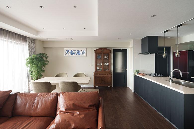 採光たっぷりのリビングダイニング。天井はできる限り高くしてもらい、より広さを感じられるようにしたそう。照明は眩しすぎないようにしてほしいとリクエストしたそうだが、位置も数もちょうど良くて建築士さんにお任せして良かったとか。