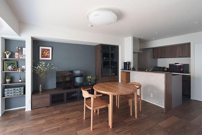 使い勝手や生活動線に関しては時間をかけて打ち合わせをしたが、デザインに関してはプロのアドバイスをもとに進めた。「キャビネットの濃いグレーのアクセントクロスは建築士さんに勧められましたが、遊びに来た友人みんなに褒められます」お気に入りのひとつでアクセントクロスにして良かったとか