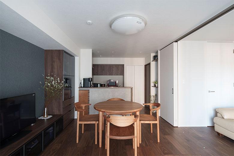 大きく間取りは変わっていないが、独立型キッチンからオープンな対面式キッチンにしたことで視界が広がり、広く感じるように。リビングのユニット収納やパントリーも増え、キッチン周りがスッキリ片付くようになったそう