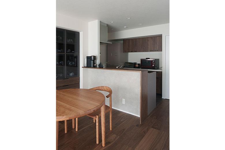 明るくなったキッチンのカップボードは、リビングの雰囲気に合わせてウォールナットで揃えた。水周りの設備は以前は汚れが落ちにくくて掃除する気が起きなかったけど、新しい設備は汚れが付きにくく、サッとキレイになるのでこまめに掃除してキレイを保つようになったとか