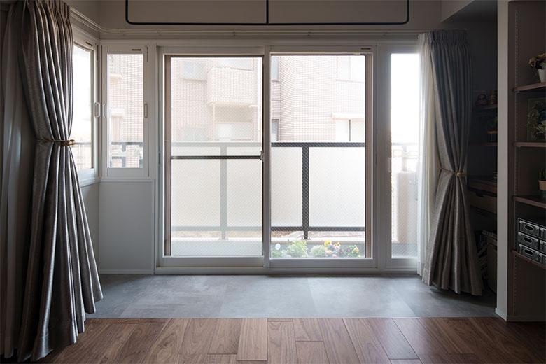 「カーテンやサッシ廻りのクロスにカビが生えるくらいひどい結露だった」ため、インナーサッシを導入。結露がなくなり、冬場に暖房をあまり使わなくても寒さを感じなくなったうえに、夏祭りなどのにぎやかだった音もほぼ聞こえず遮音効果にも驚いたそう。窓際はインナーテラスにして室内干し用のアイアンバーを設置した