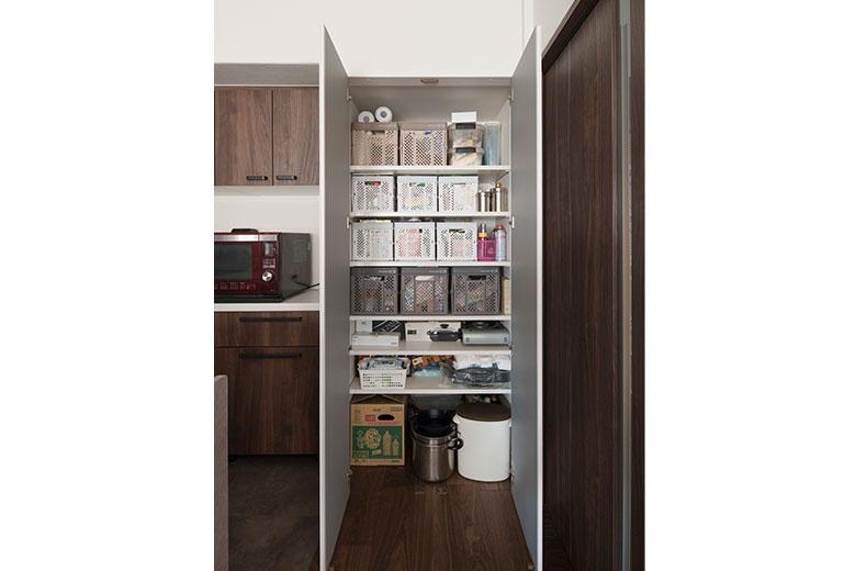 キッチンにスペースがなくて、食品の買い置きは廊下に棚を置いていたとか。建築士が隣の洋室収納の扉の位置をキッチン側に変えてパントリーにしてはと提案されたそう。
「大きなパントリーのおかげでキッチンと廊下がスッキリと片付き、家事効率もアップしました。収納がたっぷりで大満足です」
