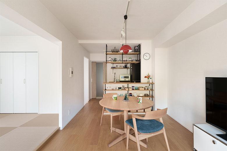 キッチンは家の核となるので、どんなデザインにしようかかなり吟味されたとか。以前のキッチンはリビングダイニングとの間に壁があって閉塞感が漂っていたので、LDと一体化できるように視覚的に圧迫感のないアイアンと木の組み合わせが気に入った対面式キッチンにした