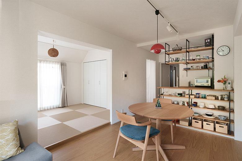 断熱性能に加えて防音性能も配慮したのが、夫妻が寝室として使う和室。「床が直貼りのため、和室に布団を敷いて寝ると階下の音が伝わり気になっていました。今回は床を上げて防音材を厚めに敷いたので、音が聞こえなくなりました」
以前から和室は開けっ放しでリビングと緩やかに繋げていたので、扉は付けなかった