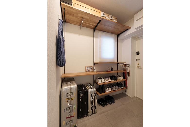 玄関が狭くて、リビングまでの長い廊下が前々から無駄に感じていたとか。そこで廊下の一部を取り込み、広い玄関土間とすることに。靴だけでなく、スーツケースが置けるようにしたり、コート掛けなどの小物用のフックも備えたりと使いやすさを考えた