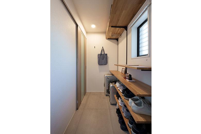 以前の部屋は温度差が激しく、玄関側は北向きで寒いが、リビング側は採光も入り暖か。この温度差のムラをなくせないかと相談すると、廊下側に引き戸を設けて緩衝帯とし、住まいに外気を持ち込ませないプランを提案された。この引き戸を閉めればリビング側を開けていてもLDKに寒さが伝わらなくなり良かったという