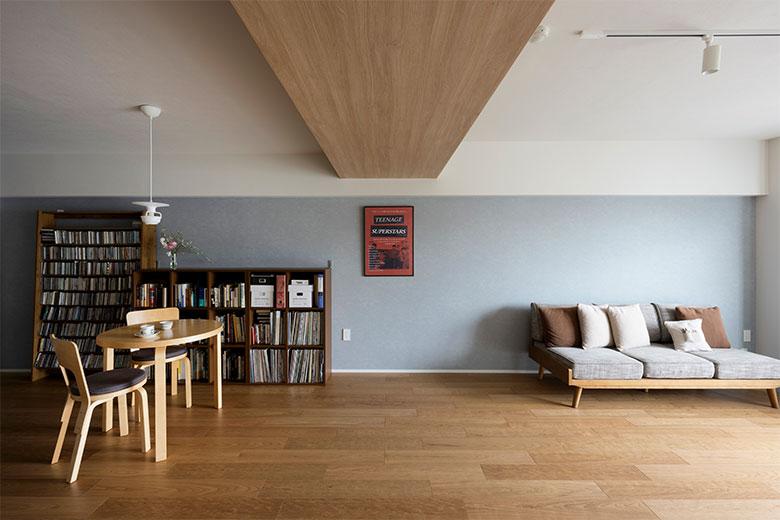 扉を開けてリビングに入ると頭上に大きな梁があるのが今までの暮らしでは不満ポイントだったが、このインパクトのある梁に木目のクロスを貼り、まるで化粧梁のように美しく仕上げる提案がされたそう。「天井が低くなるので以前は部屋一番の不満だった梁が、今では一番のお気に入りになりました」嬉しそう