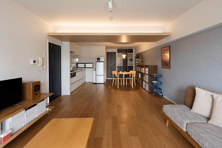 梁を利用して間接照明を設置した。夜になるとさらに存在感を発揮し、アアルト風のインテリアの大きなポイントになっている。設備やクロス、フローリングはすべて新しくしたが、使いやすかった間取りは基本変更せず、導線や収納もほぼ同じなのでリノベーション後の新居にすぐ馴染んだという