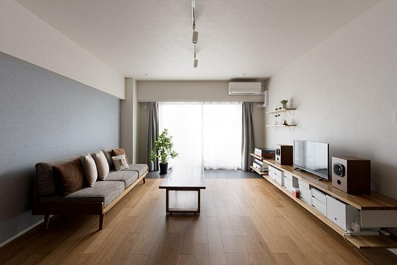 自宅のリノベーションだったので、アクセントクロスは壁に14種類のサンプルを貼って、昼夜での色の変化を確認しながら決めたとか。「こんなのどうですか？と追加で出してくれたりして楽しく選べました」と話す