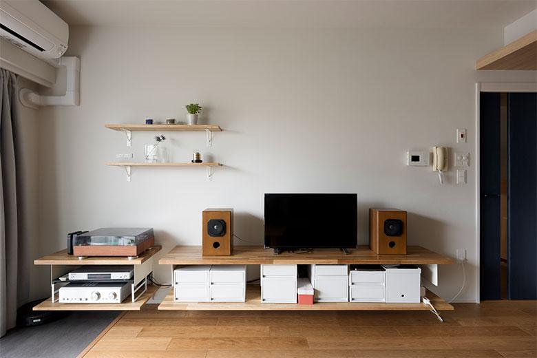 予算内でアアルト風を実現するために様々なことを提案してもらった中で、テレビ台や飾り棚は、既存品をアレンジしてリーズナブルに仕上げてもらえたそう。美しい水平のラインには高級感が漂っている